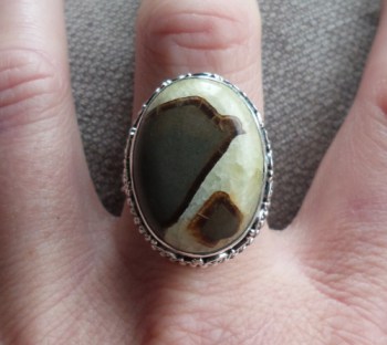 Zilveren ring met ovale Septaria gezet in bewerkte setting 19 mm